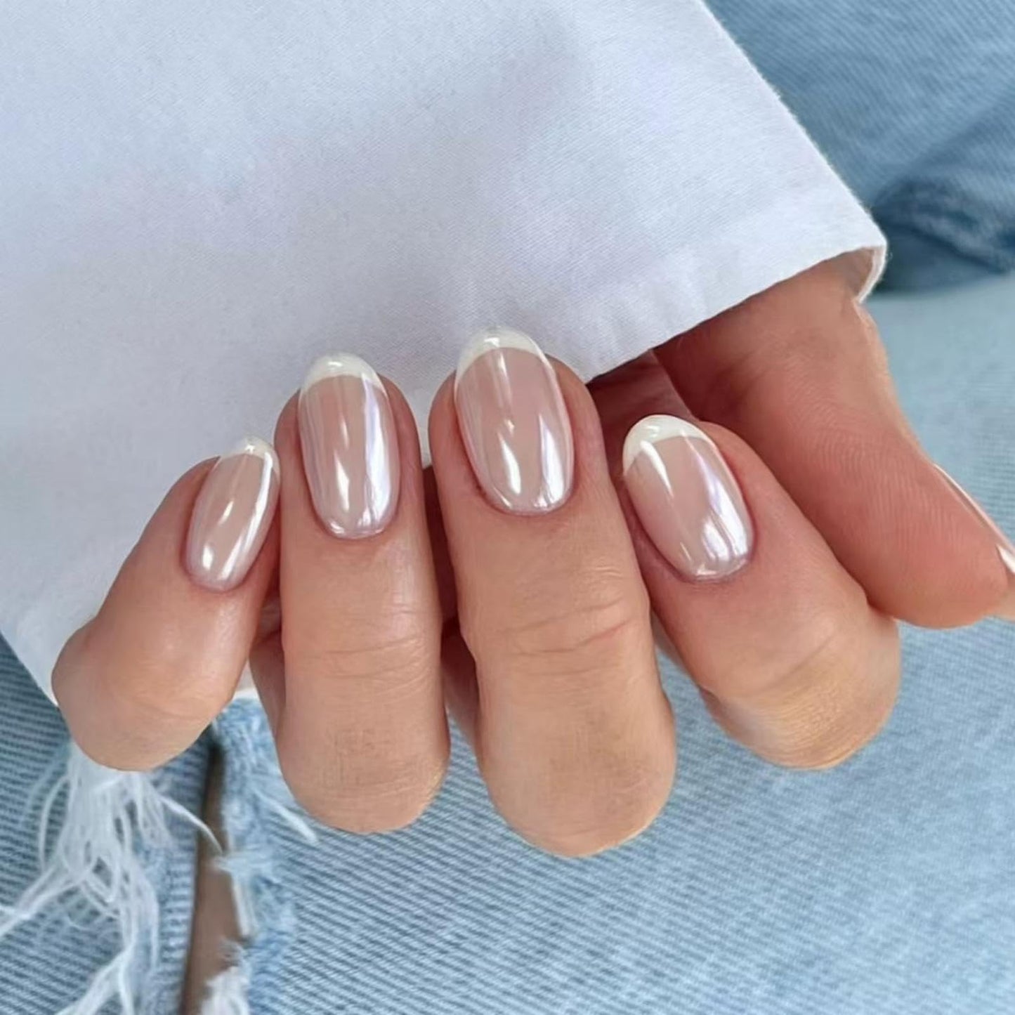 30Pcs Chrome Press on Nails Short Almond Fake Nails Glossy False Nails with Design White French Tip Glue on Nails Artificial Acrylic Nail Full Cover Stick on Nails for Women Nail Art Decoration