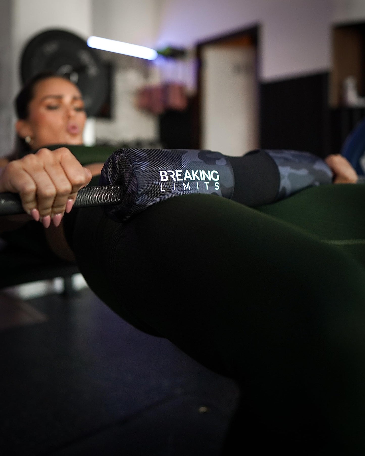 BREAKING LIMITS Barbell Pad for Hip Thrust - Squat Bar Pad for Neck - Bar Cushion Weightlifting Hip Thrusts - Almohadilla para Barra Gym - Smith Machine Pad – Bar Cover for Hip Thrust (Camo)