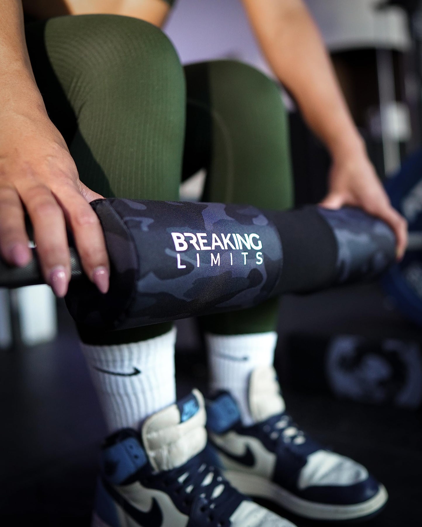 BREAKING LIMITS Barbell Pad for Hip Thrust - Squat Bar Pad for Neck - Bar Cushion Weightlifting Hip Thrusts - Almohadilla para Barra Gym - Smith Machine Pad – Bar Cover for Hip Thrust (Camo)